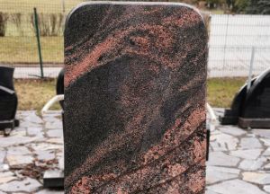 Auroros granito aukštas paminklas (P285)