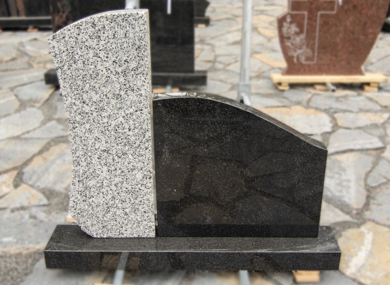 Balto ir  juodo granito dviejų dalių paminklas (SP192)