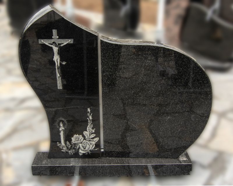 Dviejų dalių paminklas iš juodo granito su graviruotu kryžiumi (KEL7)