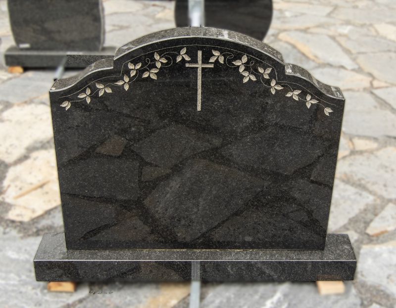 Graviruotas kryžiumi juodo granito paminklas (SAV3269)