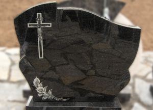 Juodas blizgus paminklas su graviruotu kryžiumi ir gėlėmis (KEL38)