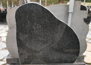 Juodas paminklas skaldytom briaunom (OS67/3)