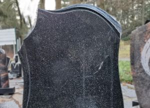  Juodas paminklas su poliruotomis bangelėmis (SP1199) 