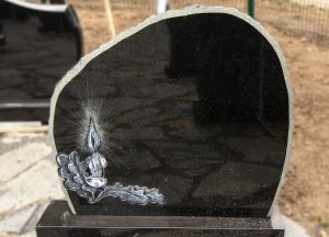 Juodo akmens paminklas su graviuruota žvake ir ąžuolo lapais (KUL19)