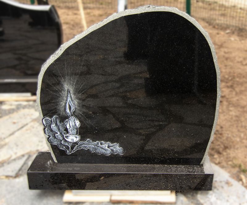 Juodo akmens paminklas su graviuruota žvake ir ąžuolo lapais (KUL19)