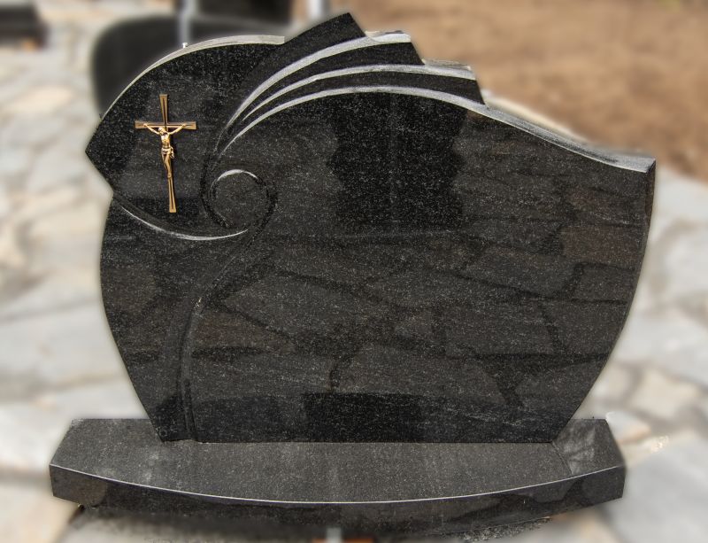 Juodo akmens paminklas su metaliniu kryžiumi (VPM14)