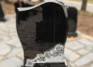 Juodo akmens paminklas su rožių graviūromis (KUL11)