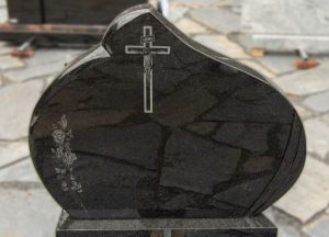 Juodo blizgaus granito paminklas su graviruotomis gėlėmis ir kryžiumi (KEL11)