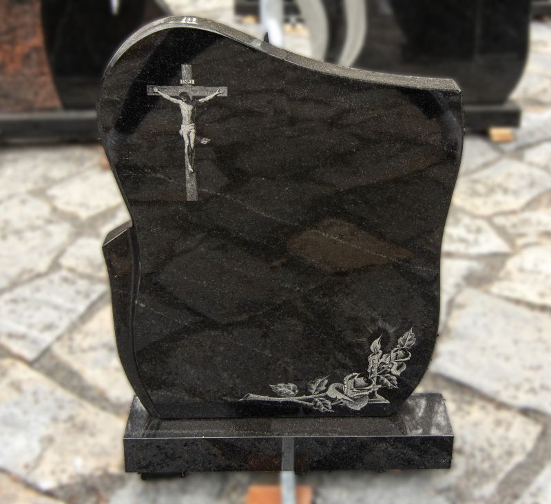 Juodo blizgaus granito paminklas su graviruotu kryžiumi ir gėlėmis (KEL8)