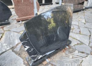 Juodo granito paminklas (AKR65)