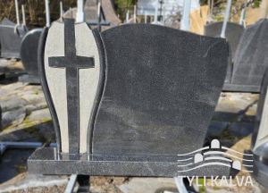 Juodo granito paminklas su kryžiumi (AKR32)