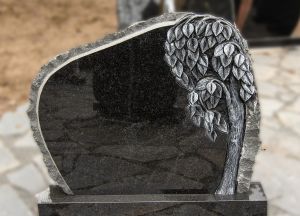 Juodo granito paminklas su medžio graviūra (KUL12)