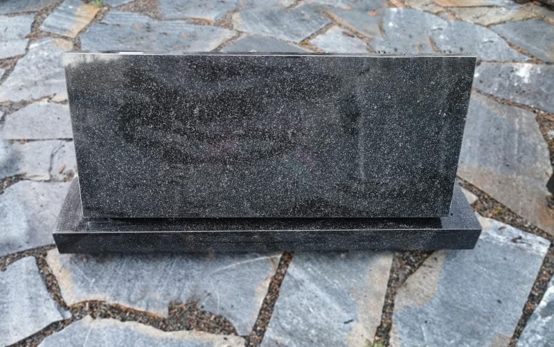 Juodo granito paminklentė su postamentu (SP728)