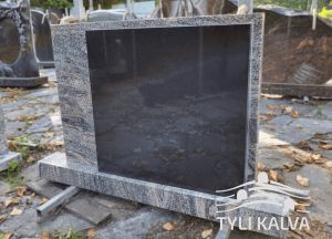 Juodo ir rausvo granito paminklas (AKR63)