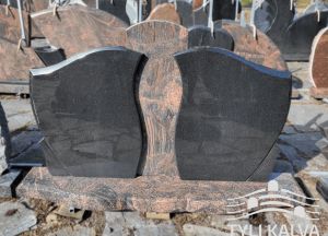 Juodo ir rausvo granito trijų dalių paminklas (AKR10)