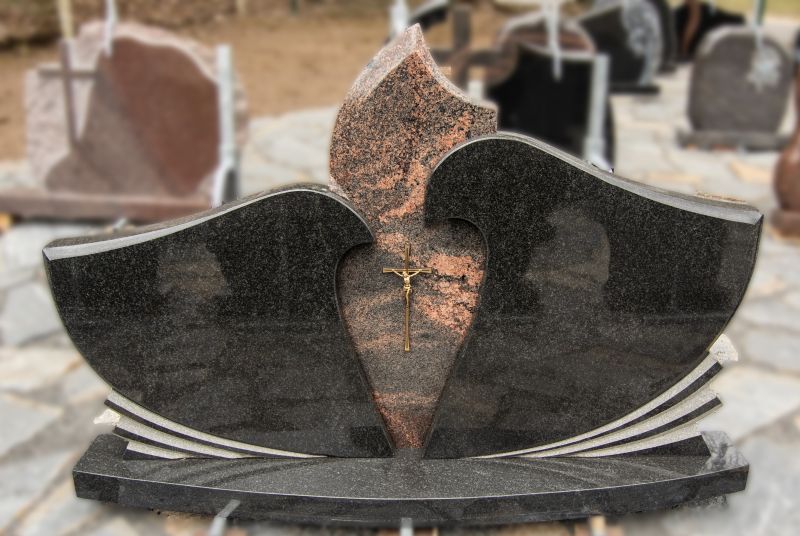 Juodo ir rudai margo granito paminklas iš trijų dalių (VPM15)