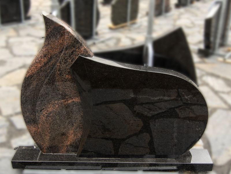 Liepsnos formos, rausvo ir juodo granito paminklas (VPM07)