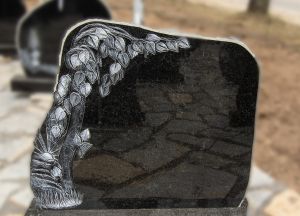 Medžio graviūra papuoštas juodo akmens paminklas (KUL18)