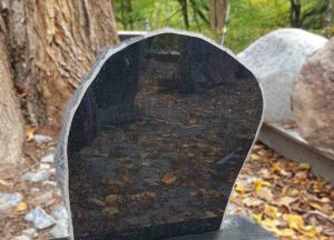 Nedidelis juodo granito paminklas (KUL59)
