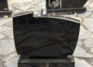 Paminklas iš juodo blizgaus granito (KEL5)