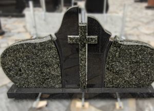 Penkių dalių paminklas iš juodo ir žalio granito su kryžiumi (KEL40)