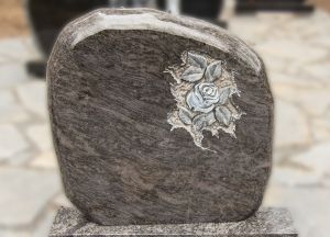 Pilko akmens paminklas su rožės graviūra (KUL10)