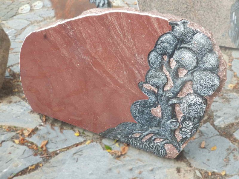 Raudono akmens paminkas su medžio motyvu (KUL49)
