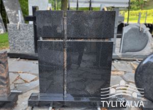 Rausvo ir juodo granito paminklas (AKR74)