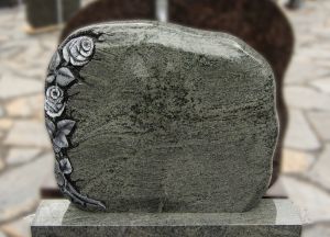 Rožėmis graviruotas pilko akmens paminklas (KUL14)