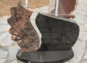 Rudo ir juodo granito paminklas su tarpu tarp segmentų (VPM17)