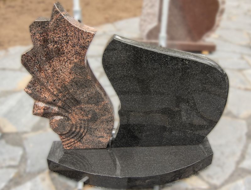 Rudo ir juodo granito paminklas su tarpu tarp segmentų (VPM17)