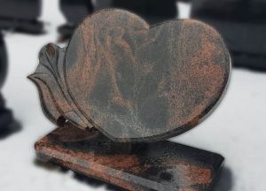 Širdies formos paminklas iš granito Aurora (VPM32)