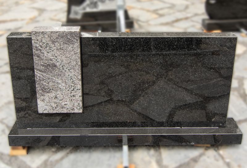 Šviesiai pilko ir tamsiai pilko granito paminklas (VPM12)
