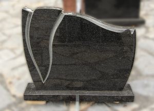 Tamsaus juodo granito paminklas (P1012)