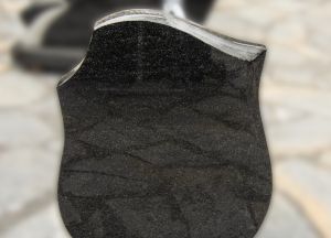 Tamsiai pilko granito paminklas (P1633)