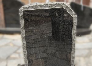 Tamsiai pilko granito paminklas su matiniais kraštais (P1754)