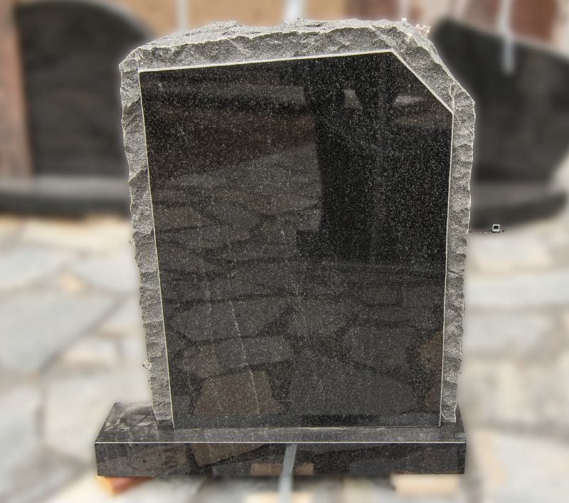 Tamsiai pilko granito paminklas su matiniais kraštais (P1754)
