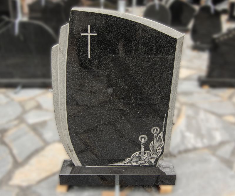 Tamsiai pilko margo granito paminklas su graviruotu kryžiumi ir žvakėmis (P1761)
