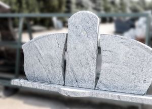 Trijų dalių balto / šviesiai pilko granito paminklas (2047)
