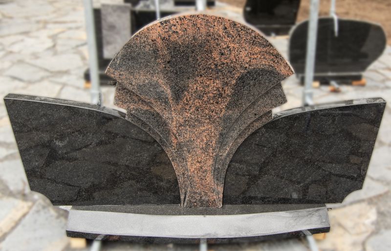 Trijų dalių paminklas iš tamsiai pilko ir rudo granito (VPM04)