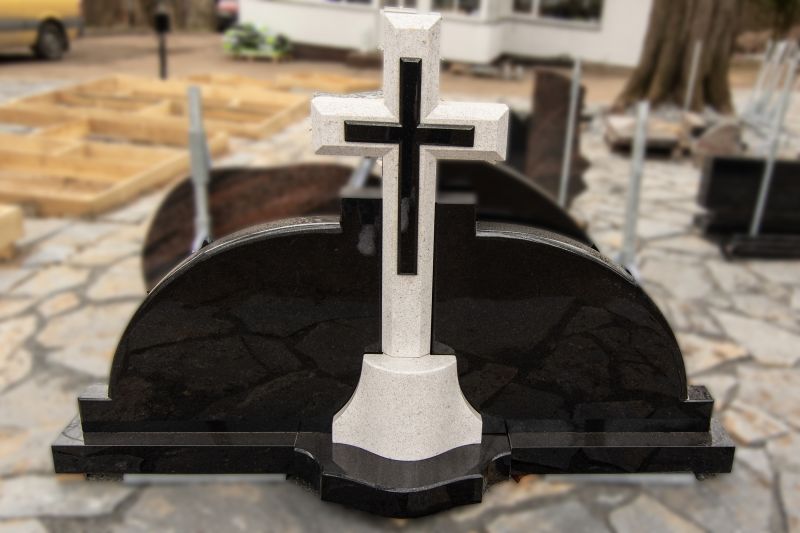 Trijų dalių paminklas su kryžiumi iš balto ir juodo akmens (KUL5)