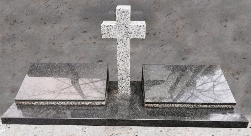 Trijų dalių paminklas su šviesaus granito kryžiumi (SP11)